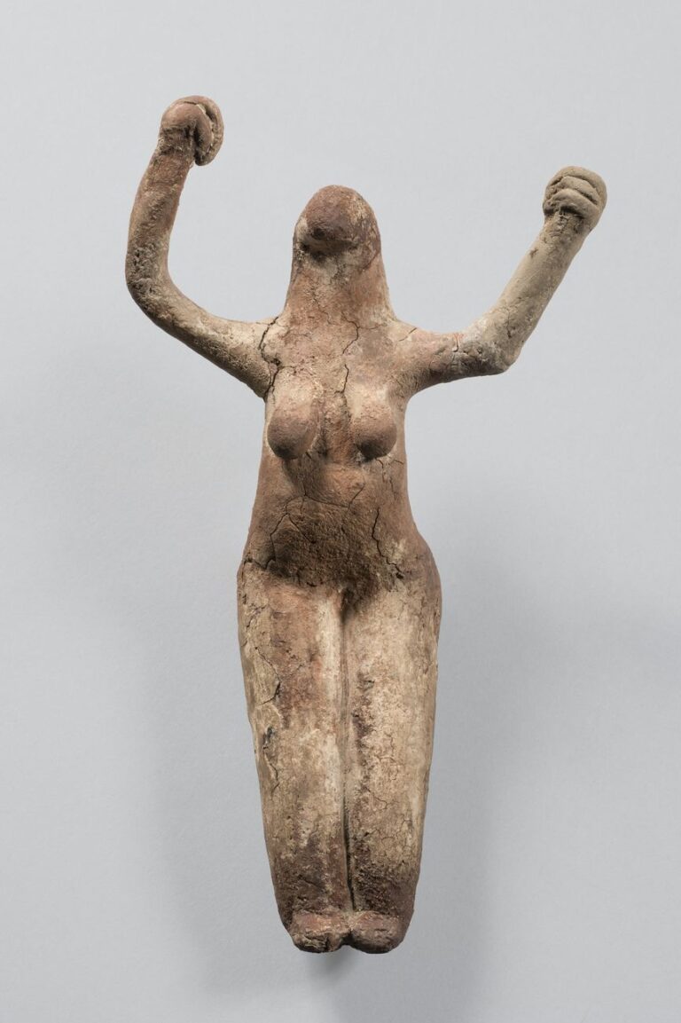 Figura femminile con braccia sollevate, Egitto, provenienza ignota, Periodo Naqua II (ca. 3450-3300 a.C.), Musée royaux d’Art et d’Historie, Bruxelles © Fondazione Giancarlo Ligabue. Photo Hughes Dubois