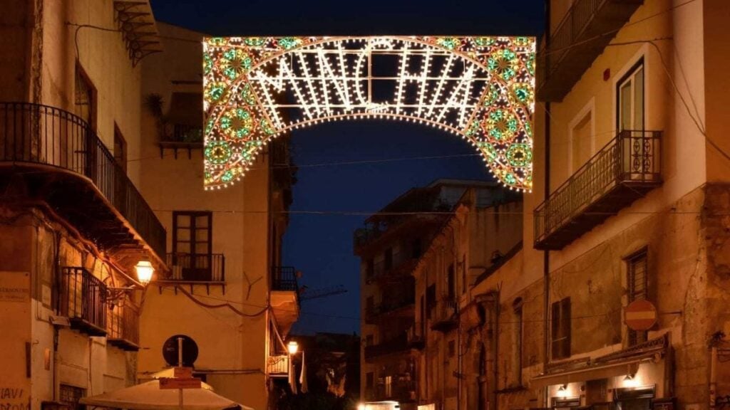 Manifesta, appunti sul sacro. Tra grande pittura e quel “minchia” a forma di luminaria