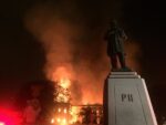 Felipe Milanez Il National Museum of Brazil a Rio de Janeiro è in fiamme. Si teme per la collezione