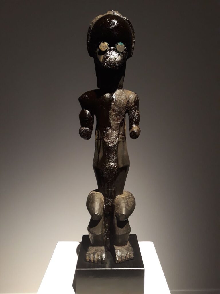Figura di antenato Fang Eyema Byeri, Gabon, Christie's.
