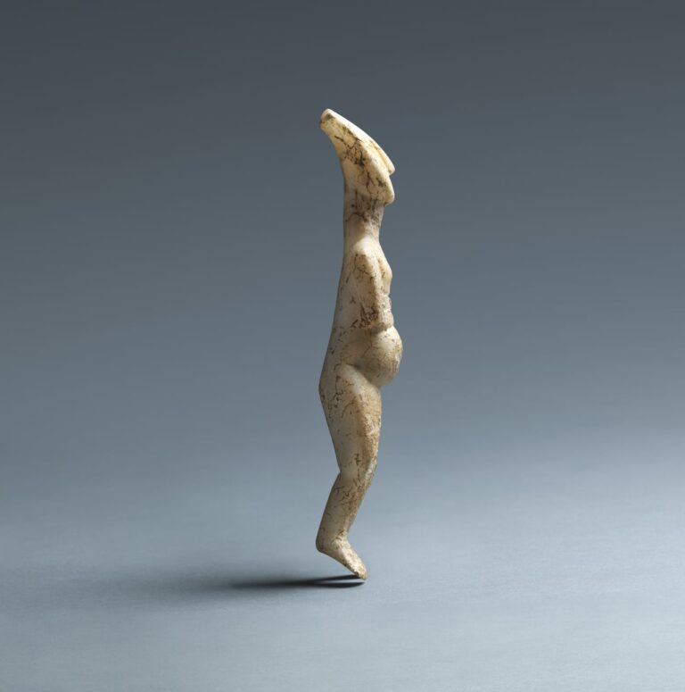 Figura incinta distesa, Tipo Spedos antico, Cicladi, Cicladico antico II (2600 2500 a.C.), Collezione privata, Regno Unito © Fondazione Giancarlo Ligabue. Photo Hughes Dubois