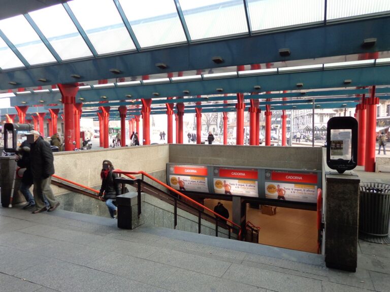 Gae Aulenti, Stazione di Cadorna della metropolitana di Milano, scala d'accesso, gennaio 2013. Photo Arbalete via commons.wikimedia.org