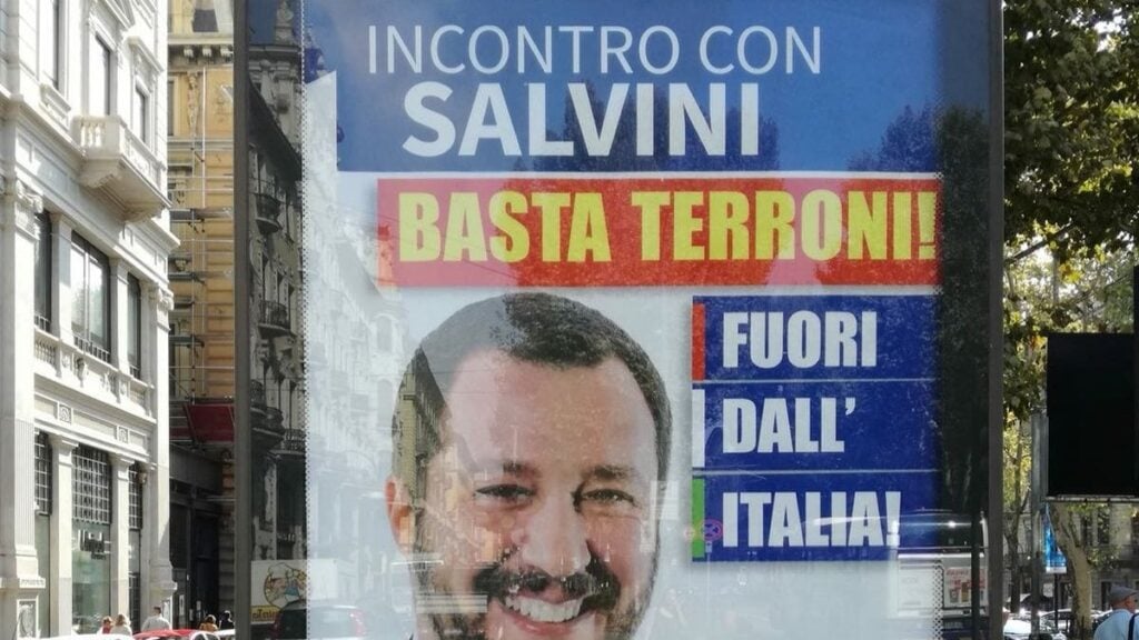 “Basta terroni!”. Manifesto a Torino riporta Salvini alle origini. Ma è opera di un artista
