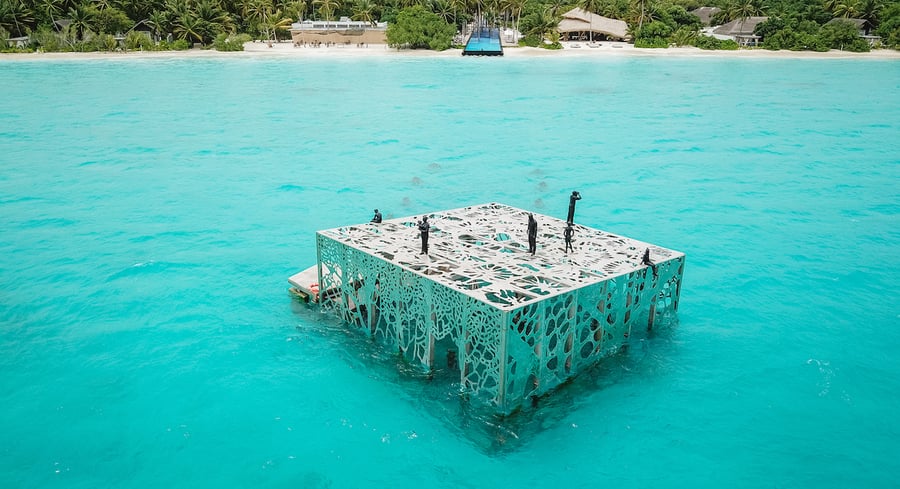 Una scultura di Jason deCaires Taylor demolita alle Maldive perché considerata anti-islamica