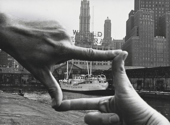 John Baldessari with Harry Shunk, János Kender, Hands Framing New York Harbor, 1971 - © 2018 John Baldessari. Photograph: Shunk-Kender © J. Paul Getty Trust. The Getty Research Institute, Los Angeles