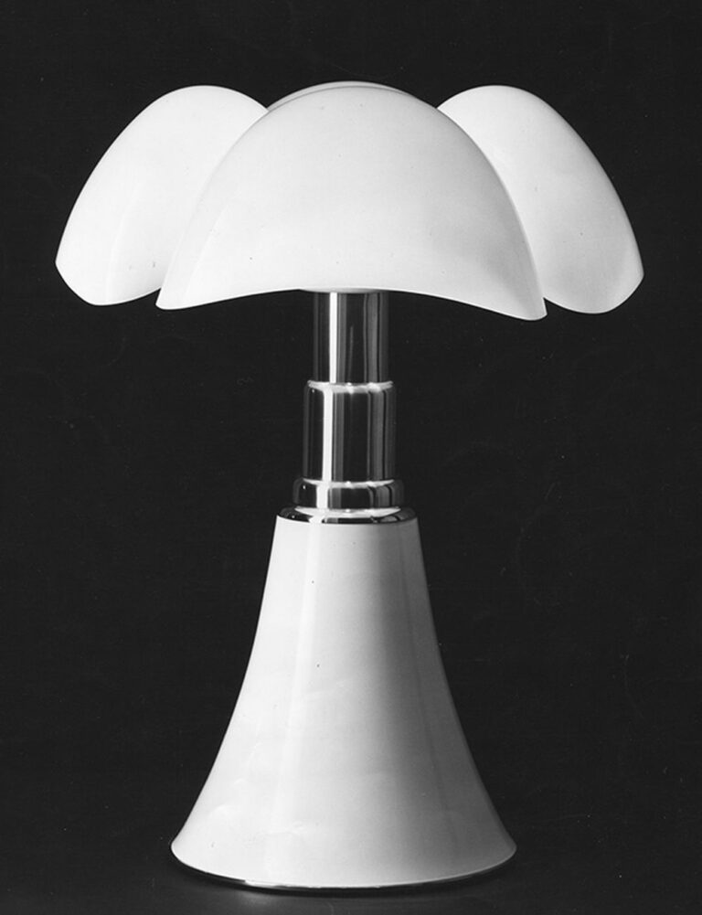 Lampada da tavolo Pipistrello,1965. Archivio Gae Aulenti