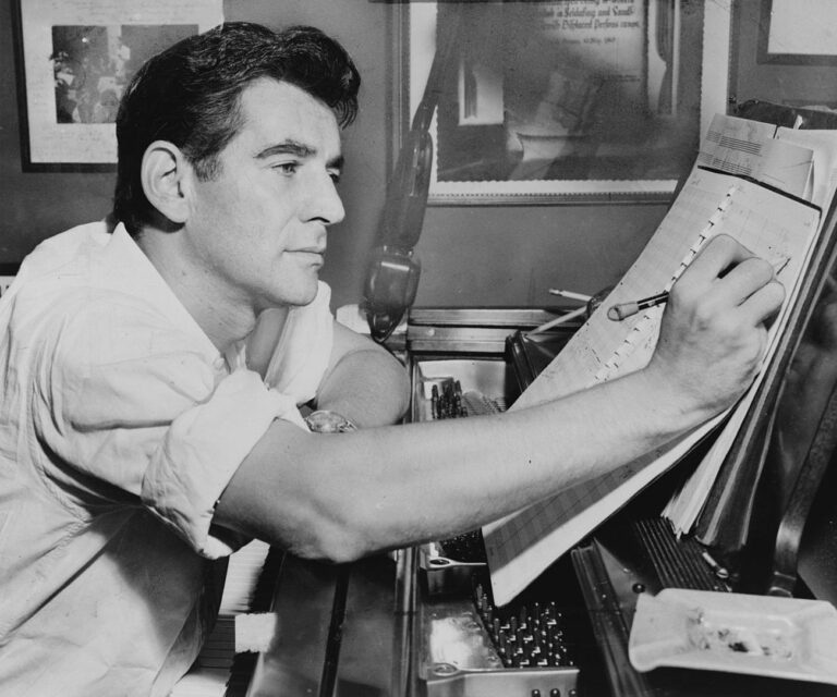 Leonard Bernstein al pianoforte, 1955. Photo Al Ravenna World Telegram. Library of Congress. New York World Telegram & Sun Collection