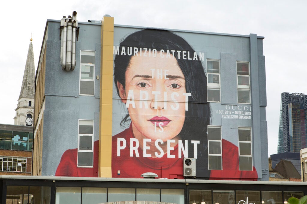 The Artist is Present, Maurizio Cattelan cura una mostra liberamente ispirata a Marina Abramović