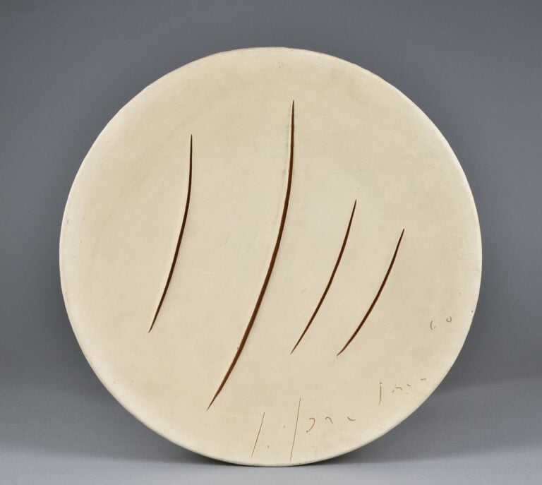 Lucio Fontana, Concetto spaziale, 1960. MIC – Museo Internazionale delle Ceramiche, Faenza