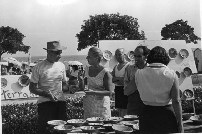 Lucio Fontana alla festa del pesce, Albissola Marina, anni '50. Courtesy Fondazione Lucio Fontana