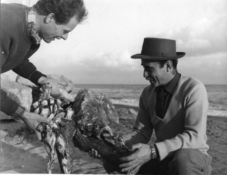 Lucio Fontana e Agenore Fabbri in spiaggia ad Albisola, primi anni '50. Courtesy Fondazione Lucio Fontana