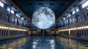 Una luna gigante che viaggia per il mondo. L’installazione di Luke Jerram