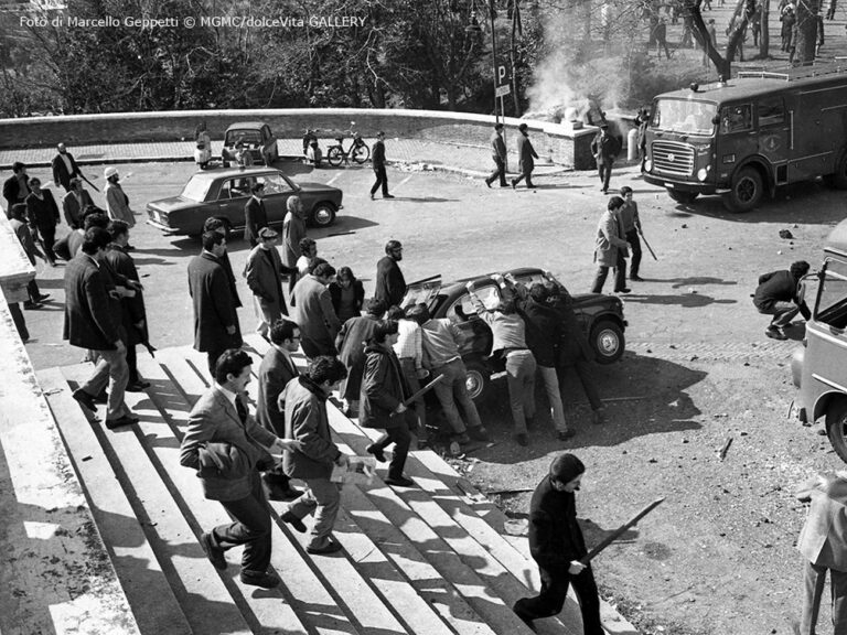 Marcello Geppetti, Dimostrazioni a Valle Giulia, 1° marzo 1968 © MGMC dolceVita Gallery