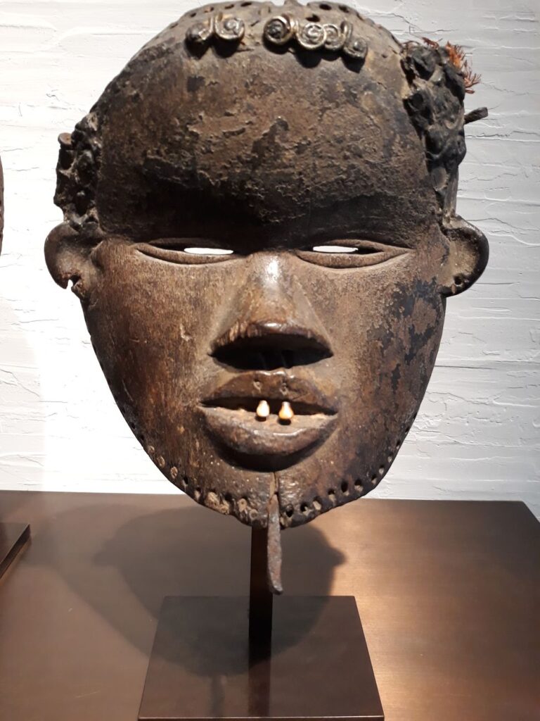 Maschera Dan Mano, Costa d'Avorio, Galleria Bernard Dulon.