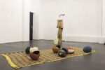 Matteo Montagna, Salone, 2014, installazione con palloni e coperta, dimensioni variabili