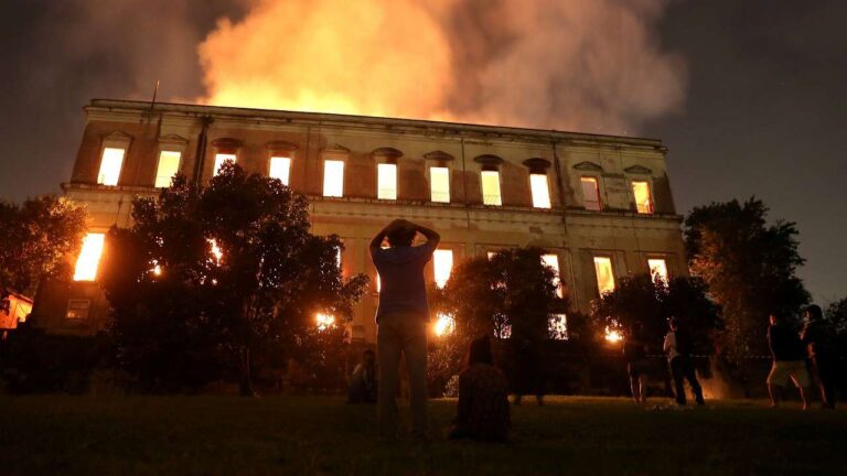 Rio Museum Il National Museum of Brazil a Rio de Janeiro è in fiamme. Si teme per la collezione