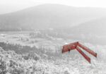 SEGNI 1 Land art in una riserva naturale del Carso goriziano. I monumentali segni rossi di Joshua Cesa