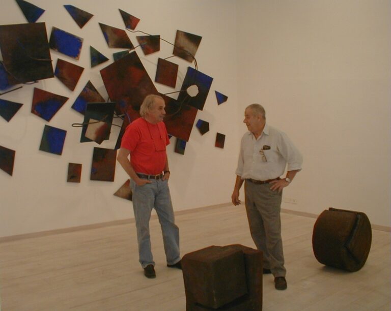 Gastini, Spagnulo, durante l'allestimento della mostra Materica, presso Otto Gallery, 2003