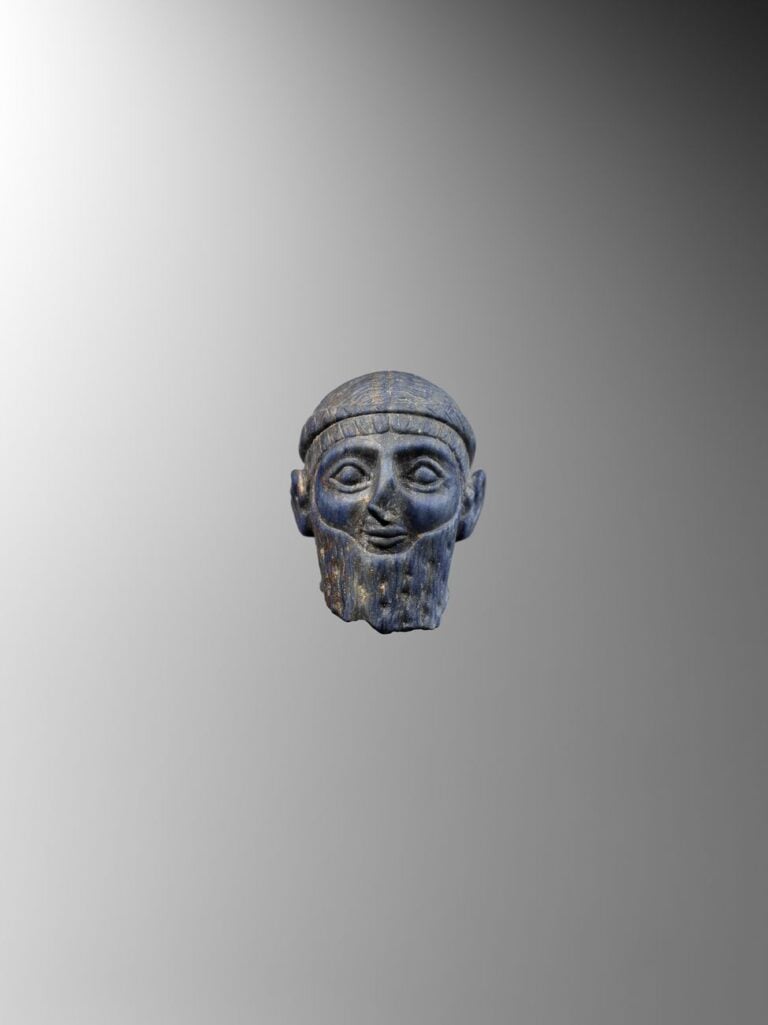 Testa di statuetta regale, Mesopotamia, Protodinastico II III, ca. 2500 2200 a.C., Collezione privata, Parigi © Fondazione Giancarlo Ligabue. Photo Hughes Dubois