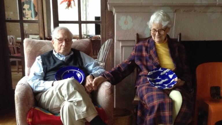 Thanksgiving Day, 24 novembre 2016. Robert Venturi e Denise Scott Brown con un regalo dalla Costiera amalfitana, due piatti della Fabbrica di Ceramiche Solimene. Photo Rosa Sessa