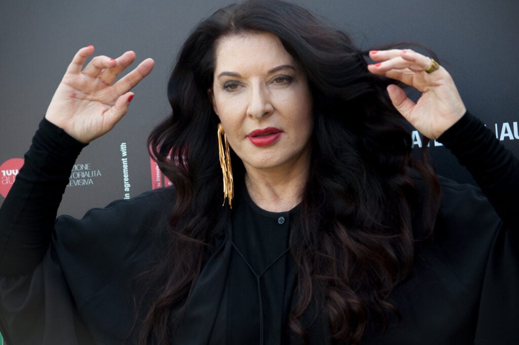 Microsoft pubblica un video su Marina Abramović e l’estrema destra accusa l’artista di satanismo