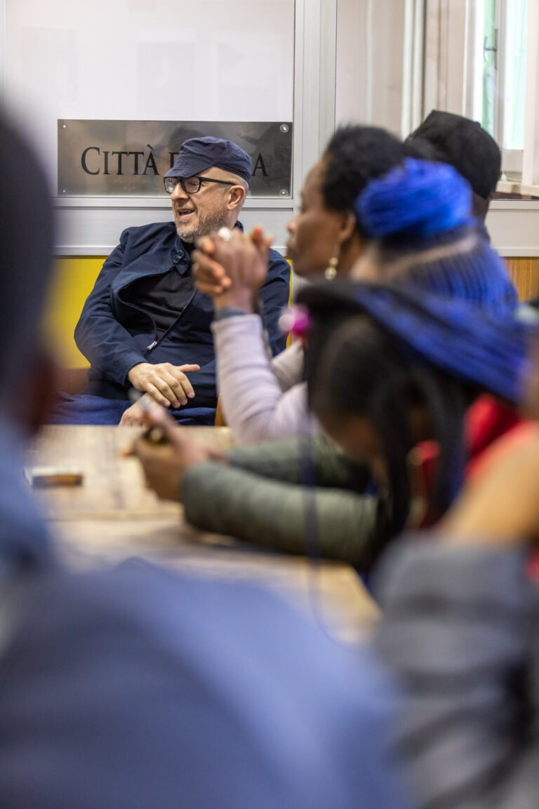 Flavio Favelli, Seminario di esercitazione artistica con migranti africani, Forlì. Foto di Gianluca Camporesi