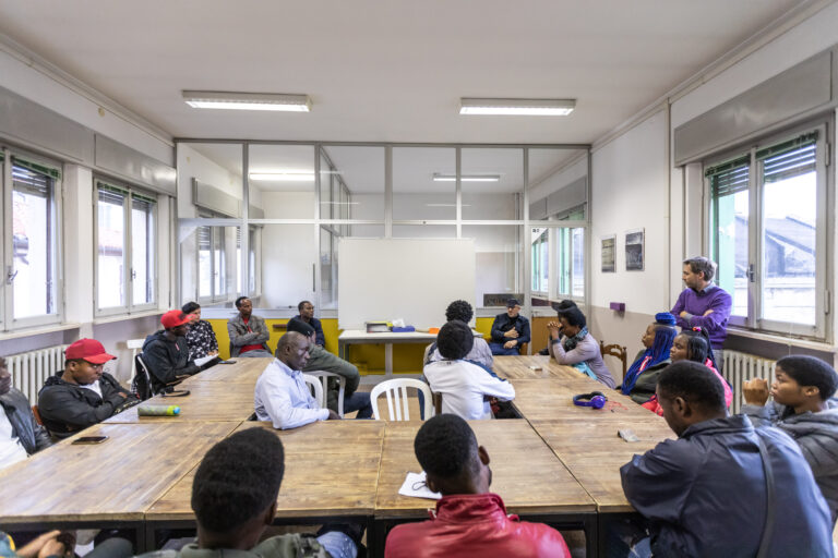 Flavio Favelli, Seminario di esercitazione artistica con migranti africani, Forlì. Foto di Gianluca Camporesi