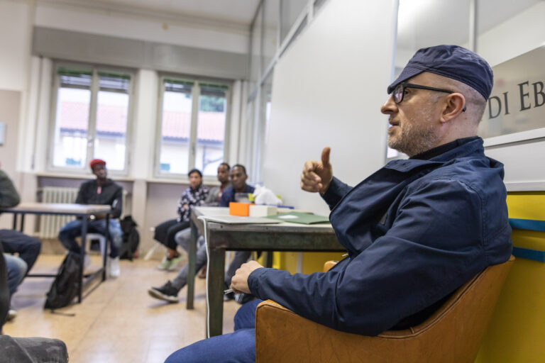 Flavio Favelli, Seminario di esercitazione artistica con migranti africani, Forlì. Foto di Gianluca Camporesi