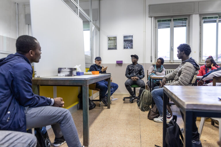 Flavio Favelli, Seminario di esercitazione artistica con migranti africani, Forlì. Foto di Gianluca Camporesi