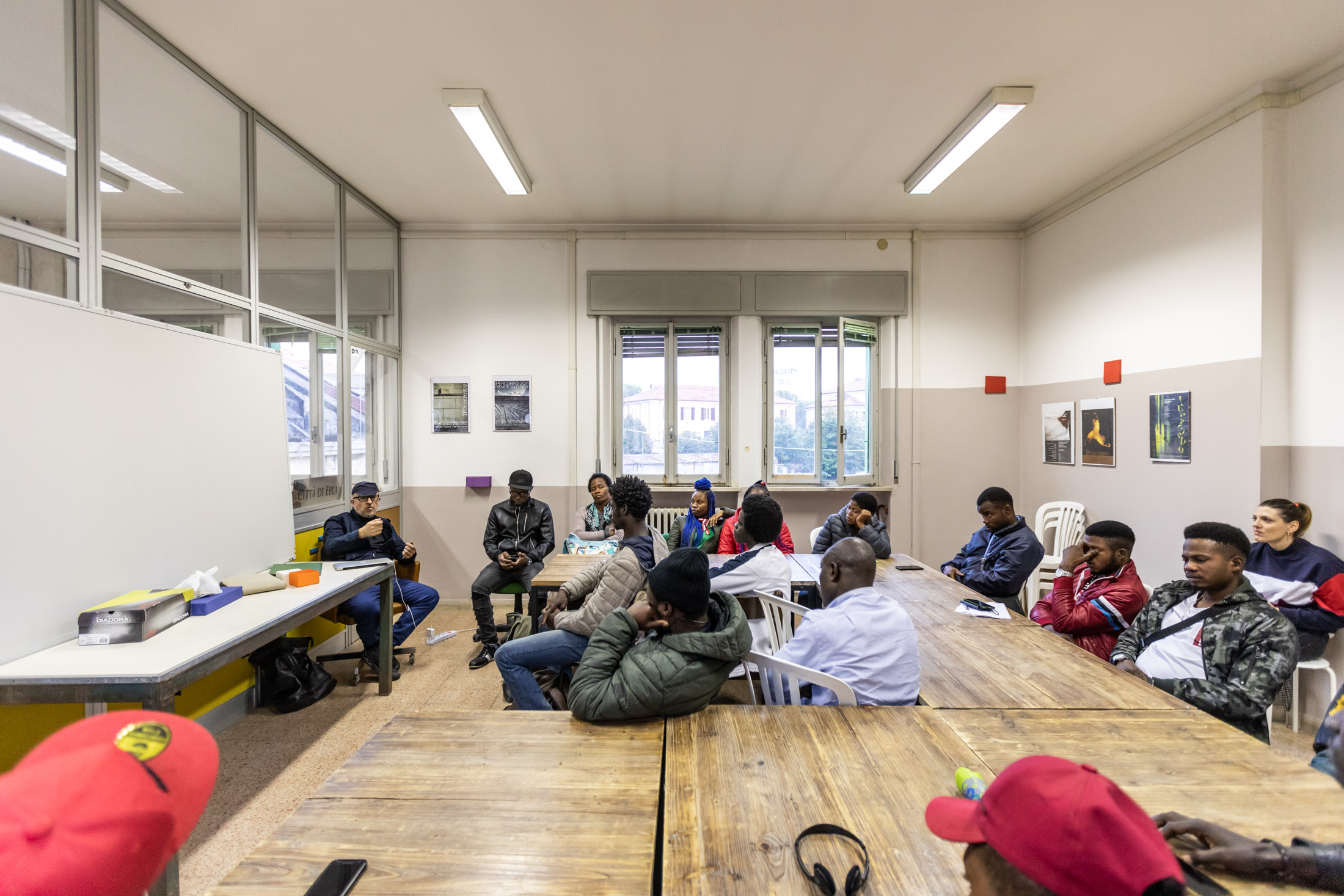 Flavio Favelli, Seminario di esercitazione artistica con migranti africani, Forlì. Foto di Gianluca Camporesi