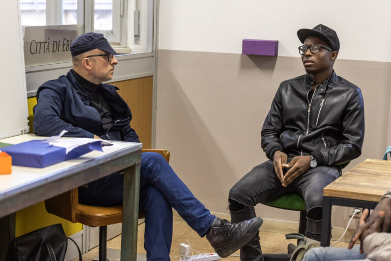 Flavio Favelli, Seminario di esercitazione artistica con migranti africani, Forlì. Foto di Gianluca Camporesi