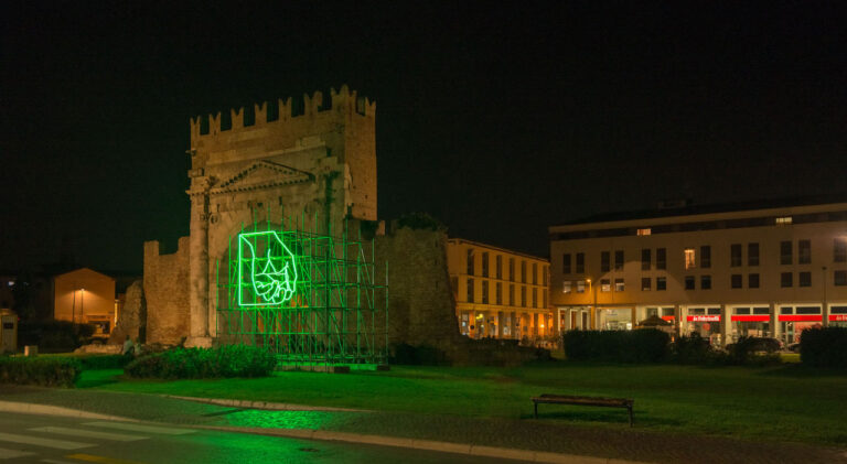 5 Patrick Tuttofuoco ZERO Weak Fist foto di Luca Ghedini courtesy Xing La nuova installazione di Patrick Tuttofuoco a Rimini. Le immagini