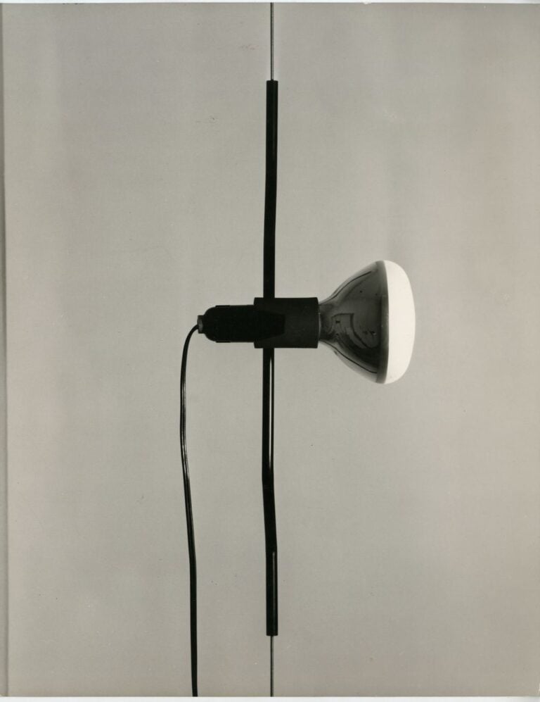 Achille Castiglioni da un’idea di Pio Manzù, Lampada a saliscendi Parentesi, 1970. Prod. Flos. Courtesy Fondazione Achille Castiglioni