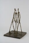 Alberto Giacometti Tres hombres que caminan plataforma pequeña 1948 Fondation Giacometti París © Succession Alberto Giacometti VEGAP Bilbao 2018 800x1200 Una retrospettiva di Alberto Giacometti a Bilbao che copre oltre 40 anni di produzione artistica