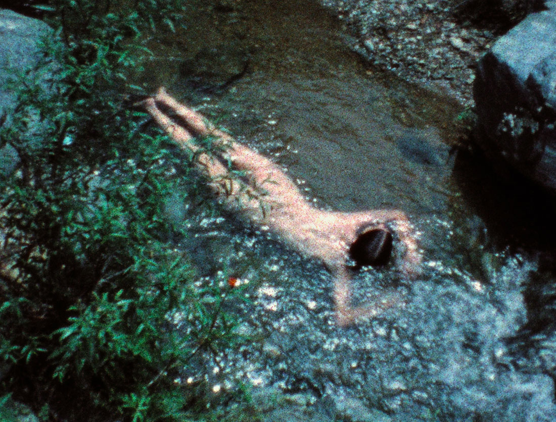 Ana Mendieta, Creek, 1974. Still da video © The Estate of Ana Mendieta Collection, LLC. Courtesy Galerie Lelong & Co.