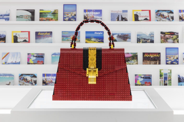 Andy Hung Chi Kin (LEGO Certified Professional) Gucci Sylvie bag made with LEGO bricks Courtesy of Gucci