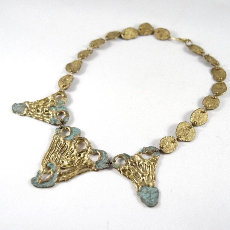 Anne Dick, Necklace – Verdigris Bronze, 1950 70. Courtesy the artist & Galerie Emanuel Layr, Roma. Photo Giorgio Benni