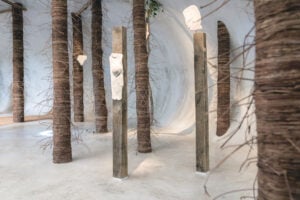 L’arte contemporanea dialoga con l’infinito nella galleria IK LAB a Tulum, in Messico. Le immagini