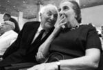 David Rubinger, Il pittore Marc Chagall con i suoi affreschi al Parlamento d’Israele stupisce il Primo Ministro Golda Meir, 1969