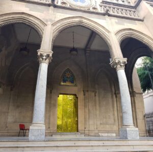 Le porte d’oro di Giovanni De Gara. Un’installazione sui migranti per la Chiesa Valdese di Palermo