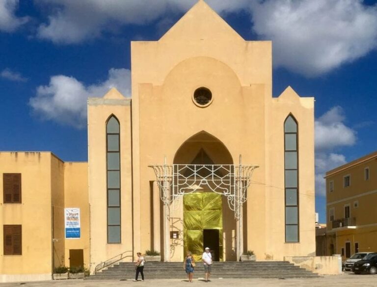 Giovanni de Gara Eldorato 2018 Lampedusa Le porte d'oro di Giovanni De Gara. Un'installazione sui migranti per la Chiesa Valdese di Palermo