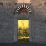 Giovanni de Gara Eldorato 2018 Santa Maria Assunta Pistoia Le porte d'oro di Giovanni De Gara. Un'installazione sui migranti per la Chiesa Valdese di Palermo