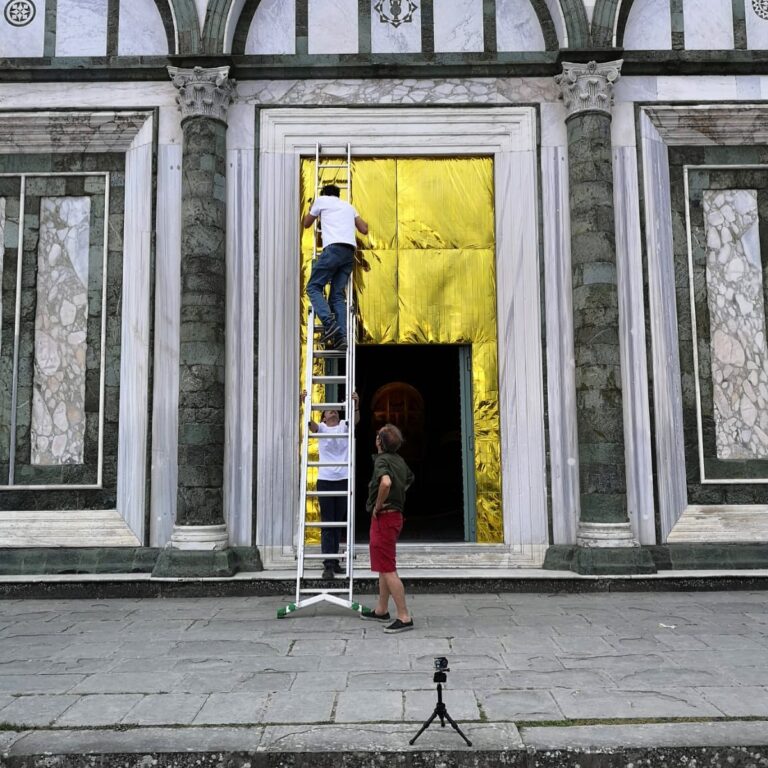 Giovanni de Gara Eldorato 2018 backstage Basilica di San Miniato al Monte Firenze 2 Le porte d'oro di Giovanni De Gara. Un'installazione sui migranti per la Chiesa Valdese di Palermo