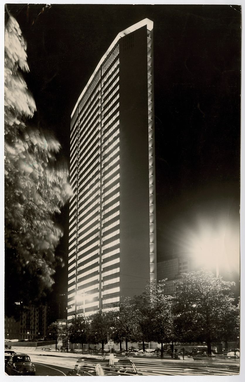 Il grattacielo Pirelli di notte © Gio Ponti Archives