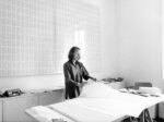 Irma Blank nello studio di via Saffi, Milano, 1977. Photo Maria Mulas