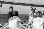 JFK e Jackie in barca, Hyannis Port. Photo Cecil Stoughton © Phillip A. Harrington/Corbis