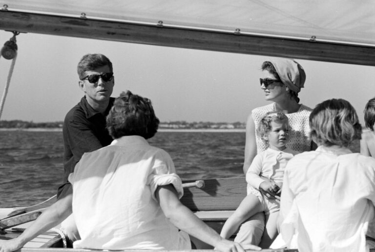 JFK e Jackie in barca, Hyannis Port. Photo Cecil Stoughton © Phillip A. Harrington/Corbis
