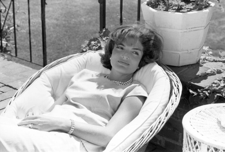 Jackie Kennedy, Fauteuil Rotin. Tiffany & Co. Photo The Kennedy years Alamy Image