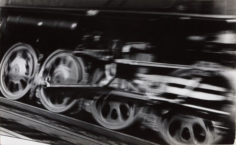 Jakob Tuggener, Treno espresso a La Napoule, Costa Azzurra, 1960 © Jakob Tuggener Foundation, Uster