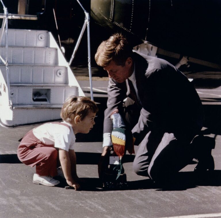 John Jr saluta JFK. Photo Cecil Stoughton © Estate of Stanley Tretick LLC/Corbis